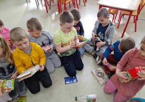 Dzieci czytają etykiety produktów spożywczych
